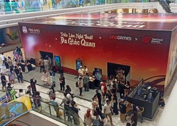 Quan khách trầm trồ khi trải nghiệm triển lãm đa giác quan của Vong Xuyên Phong Hoa Lục tại TP. HCM