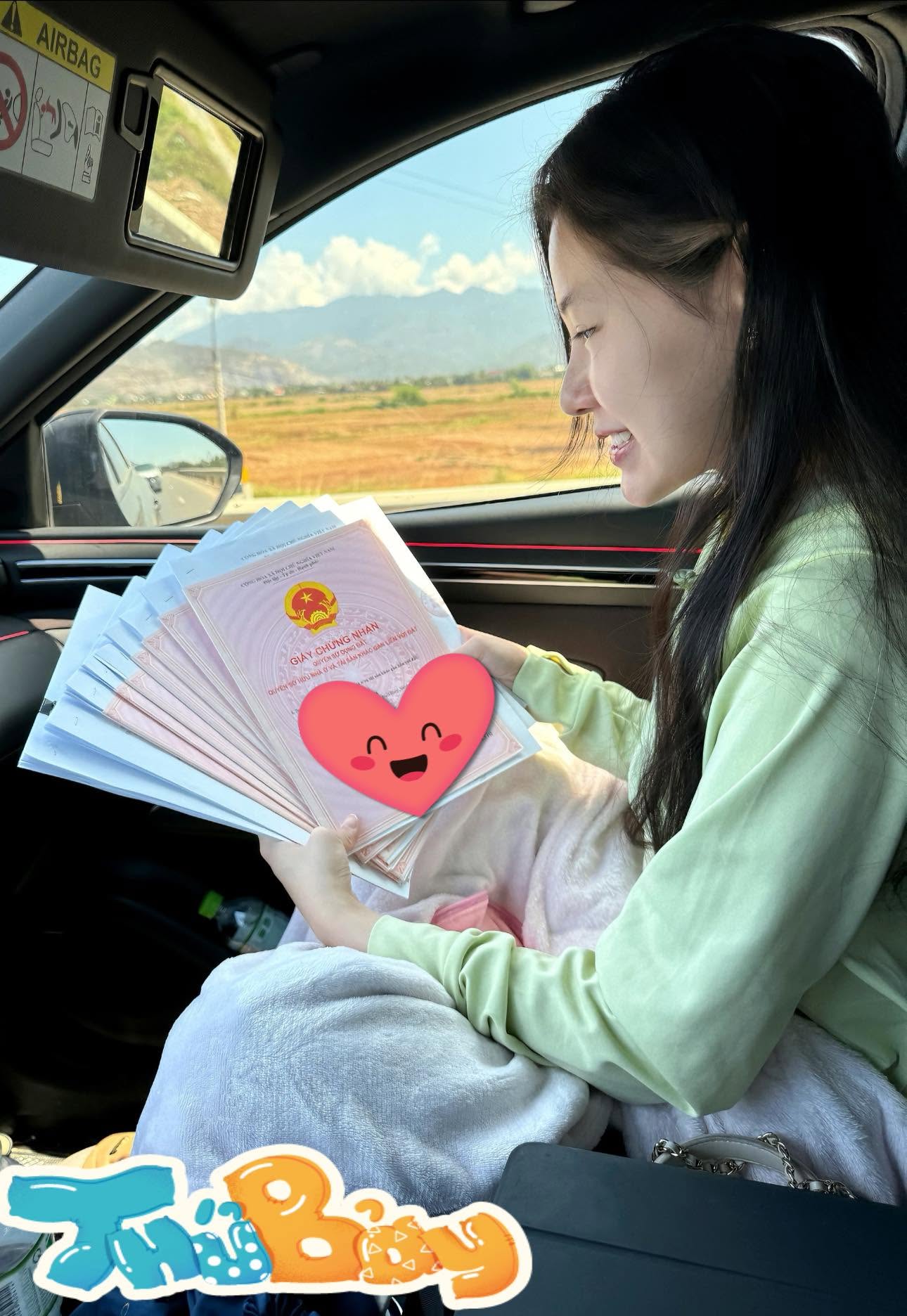 Hot girl xinh đẹp khoe số dư khủng, sổ đỏ cả sấp, cư dân mạng nhiệt tình 