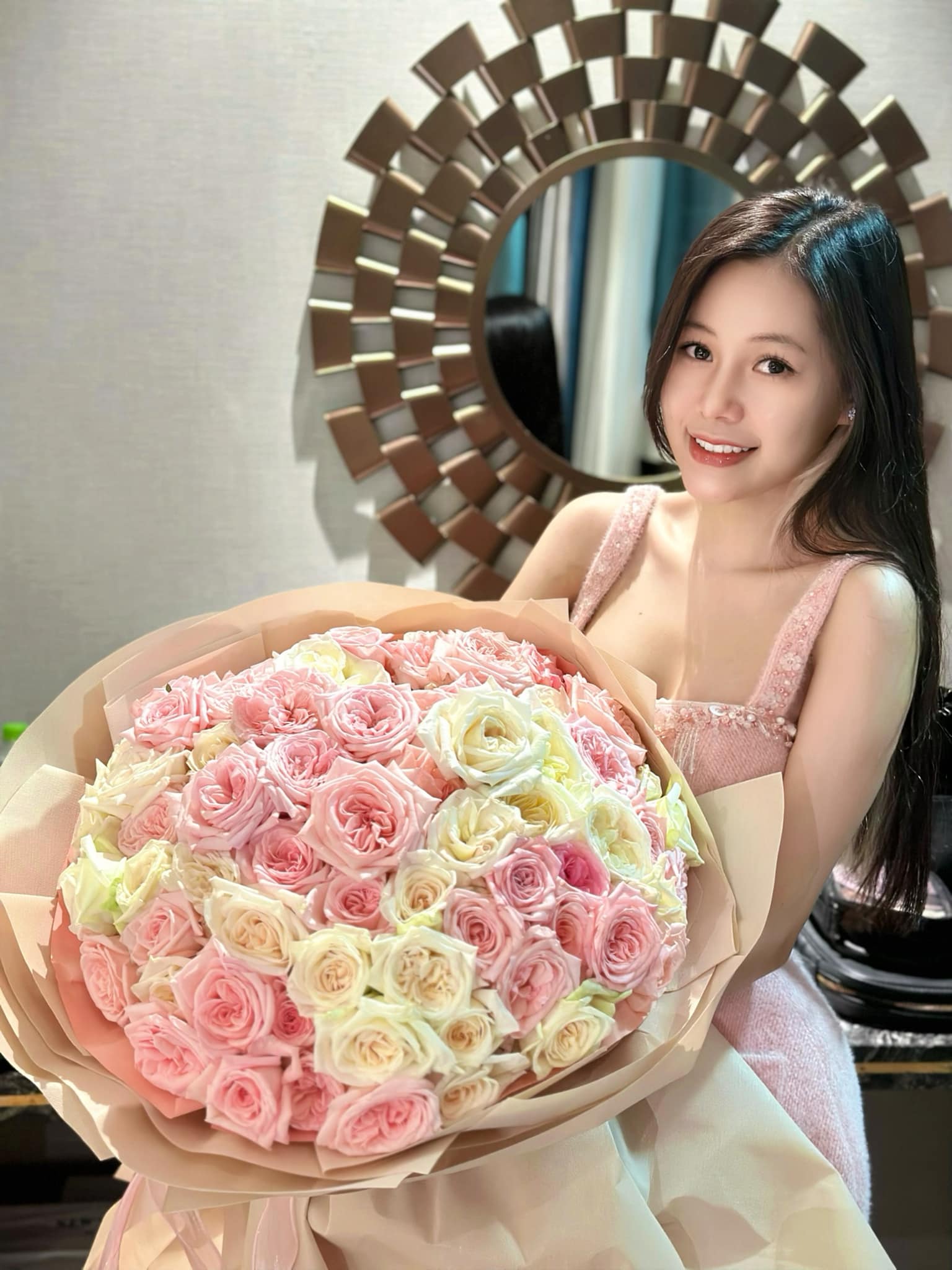 Hot girl xinh đẹp khoe số dư khủng, sổ đỏ cả sấp, cư dân mạng nhiệt tình 