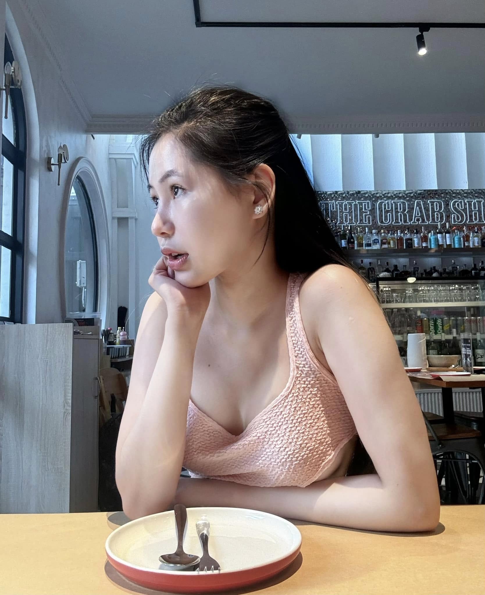 Hot girl xinh đẹp khoe số dư khủng, sổ đỏ cả sấp, cư dân mạng nhiệt tình 