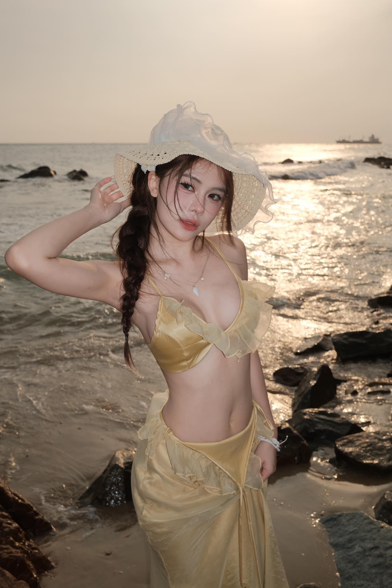 Võ Nữ Ngân Hà tiếp tục xả suộc 