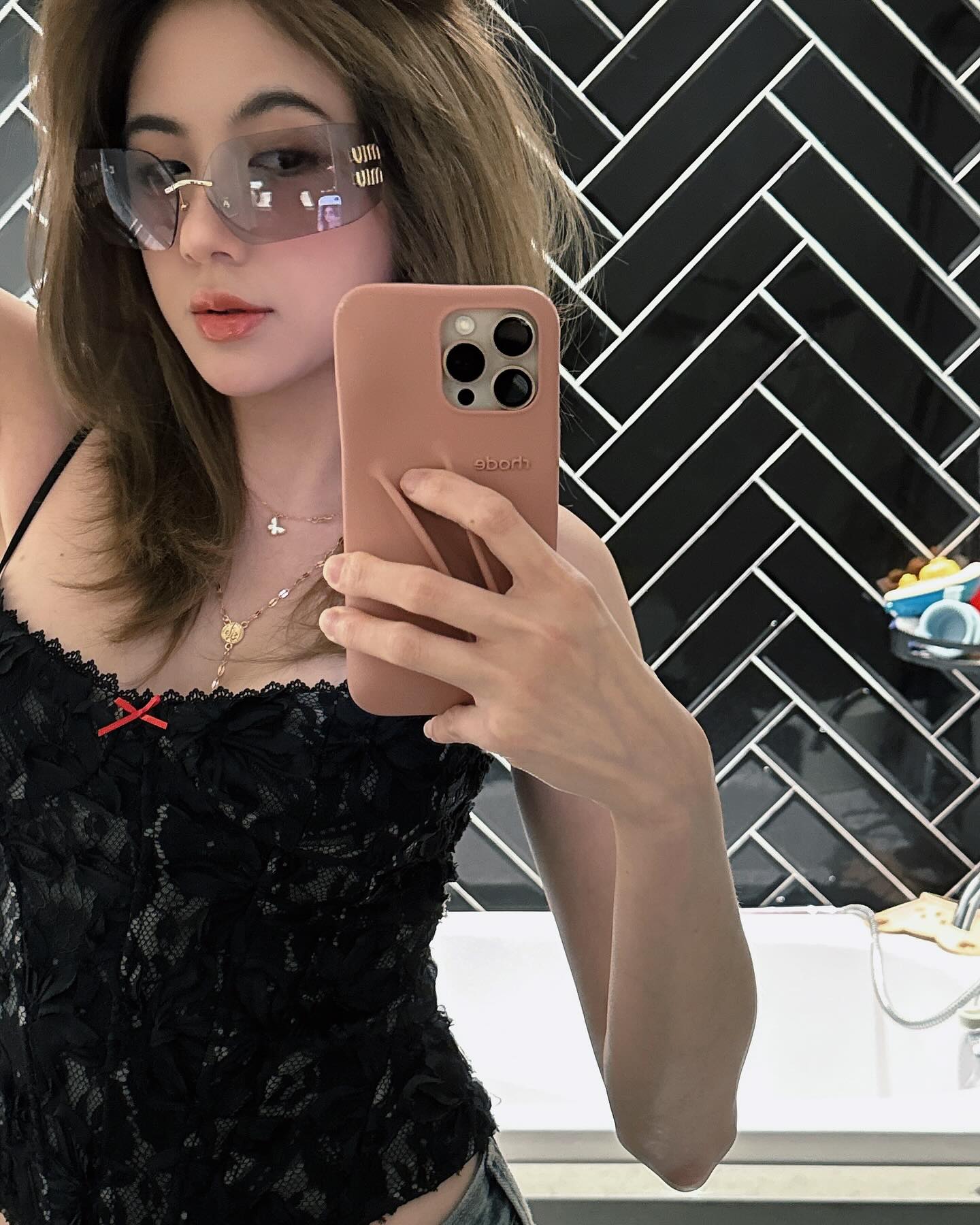 Đăng ảnh kề má thân mật với hot girl nóng bỏng, nam streamer khiến CĐM ghen tị- Ảnh 7.