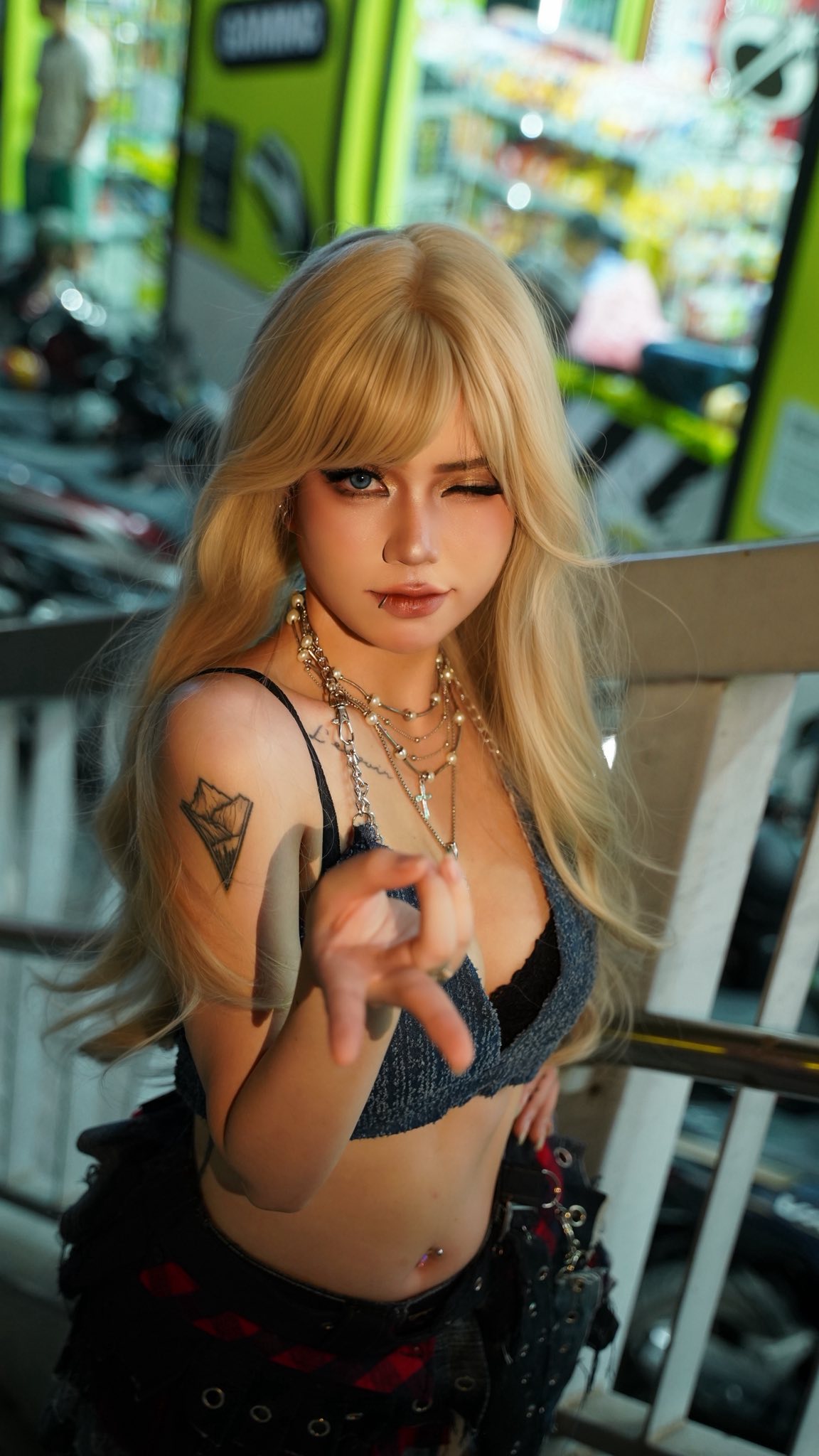 Hot girl phòng net lại trổ tài 