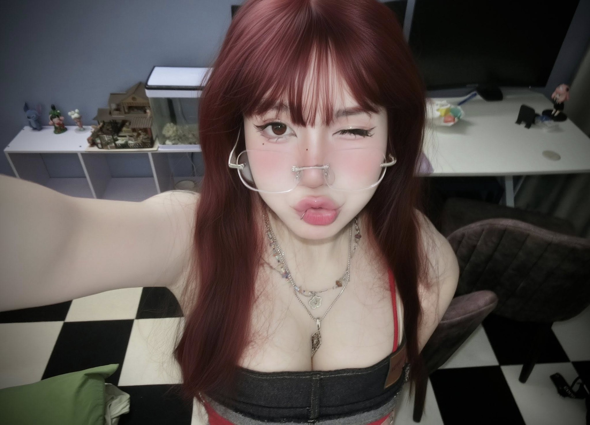 Hot girl phòng net lại trổ tài 