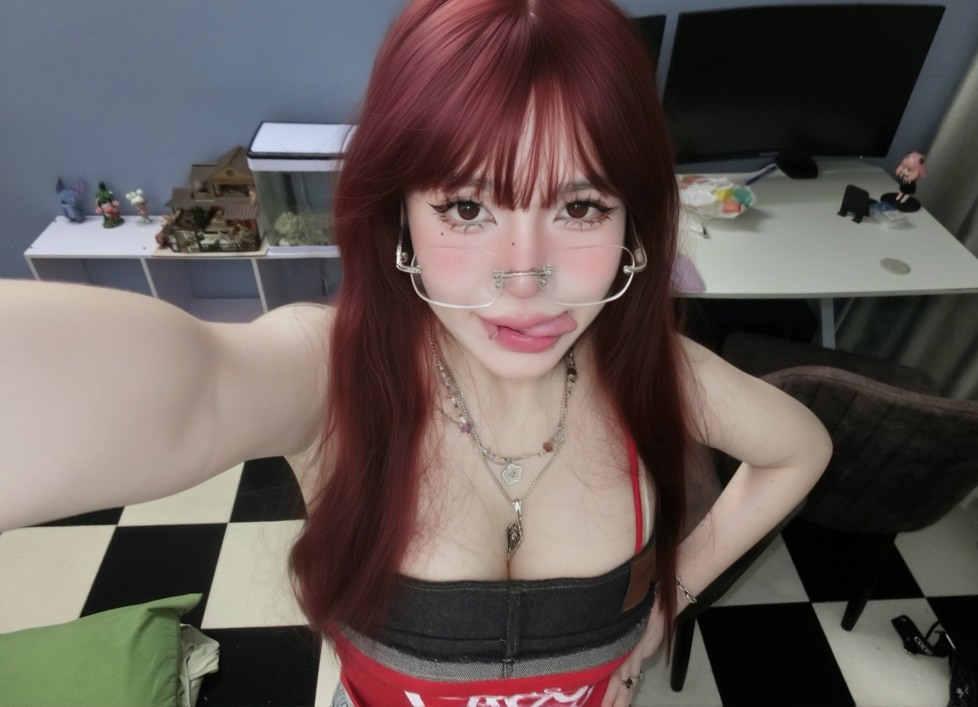 Hot girl phòng net lại trổ tài 