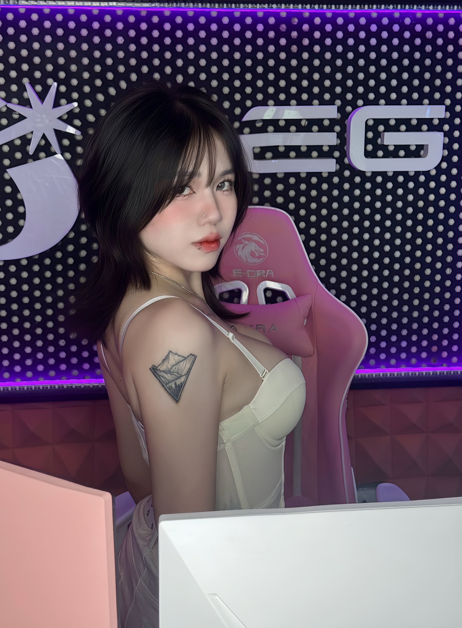 Hot girl phòng net lại trổ tài 