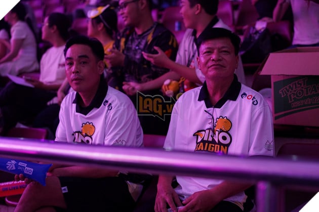 ON Live VCS 20225: Phu Huynh Bie Tin Vao Thanh Cong Trong Tuong Lai 3 Bố (phải) và chú của Bie cổ vũ cho Saigon Dino