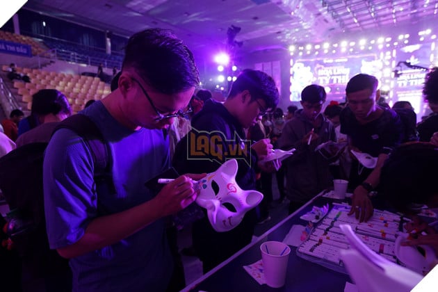 Tự tay tô vẽ nên chiếc mặt nạ Hoa Linh