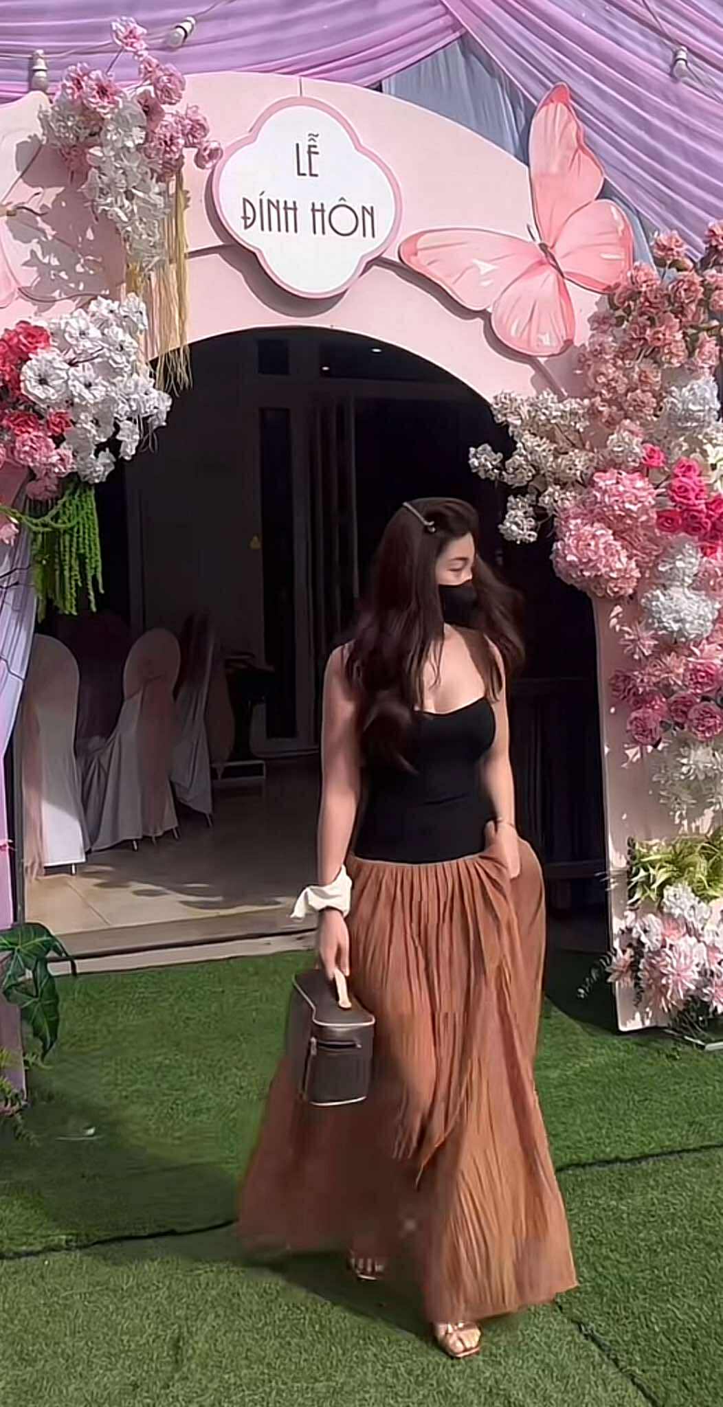 Diện váy ngắn, đầm hở lưng, thợ make-up gây xôn xao, bị cho là cố tình Diện váy ngắn, đầm hở lưng, thợ make-up gây xôn xao, bị cho là cố tình