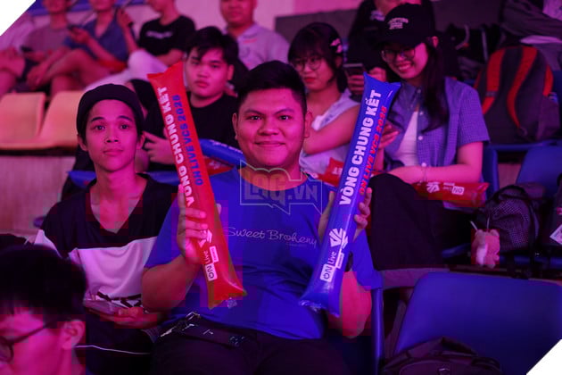 VCS LMHT 2025: Bùng Nổ Bầu Không Khí Offline Trong Ngày Thi Đấu Bán Kết 22