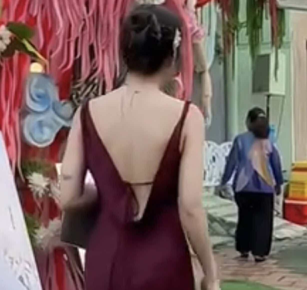 Diện váy ngắn, đầm hở lưng, thợ make-up gây xôn xao, bị cho là cố tình Diện váy ngắn, đầm hở lưng, thợ make-up gây xôn xao, bị cho là cố tình