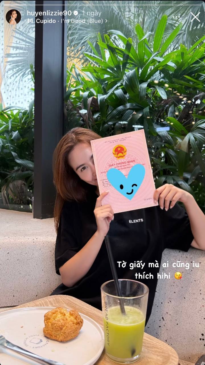 Hot girl xinh đẹp khoe số dư khủng, sổ đỏ cả sấp, cư dân mạng nhiệt tình 