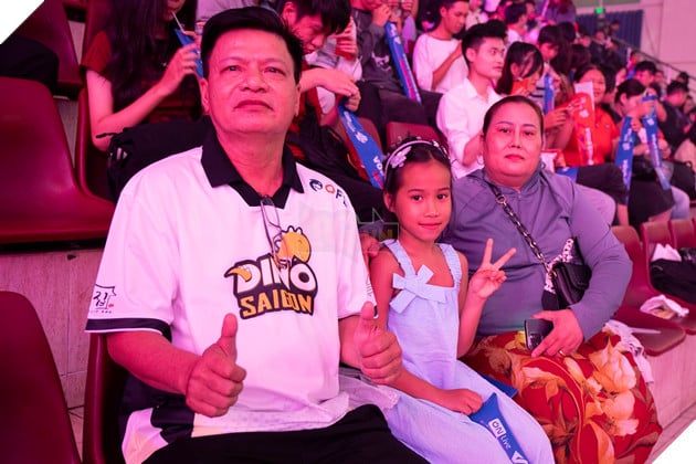 ON Live VCS 20225: Phu Huynh Bie Tin Vao Thanh Cong Trong Tuong Lai 2 Bố, mẹ và cháu của Bie đã đồng hành cùng tuyển thủ