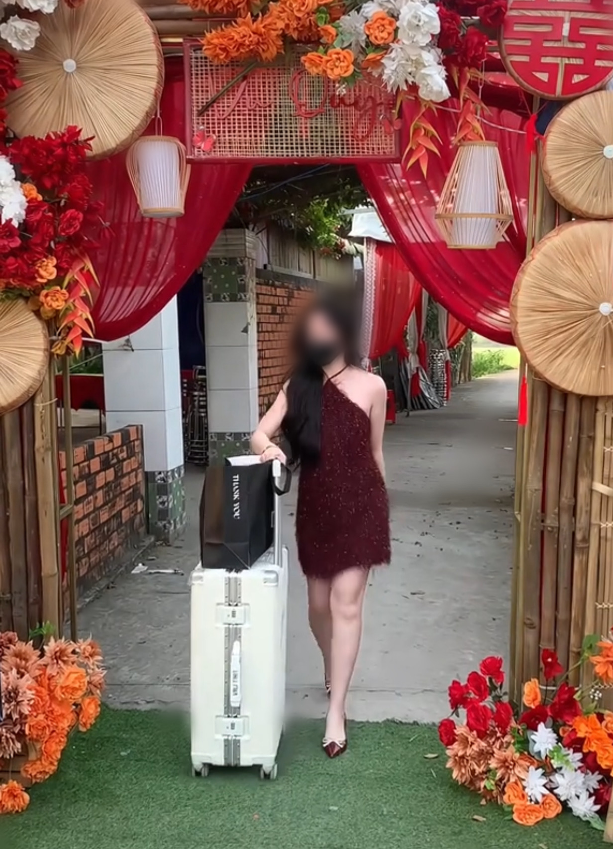 Diện váy ngắn, đầm hở lưng, thợ make-up gây xôn xao, bị cho là cố tình Diện váy ngắn, đầm hở lưng, thợ make-up gây xôn xao, bị cho là cố tình