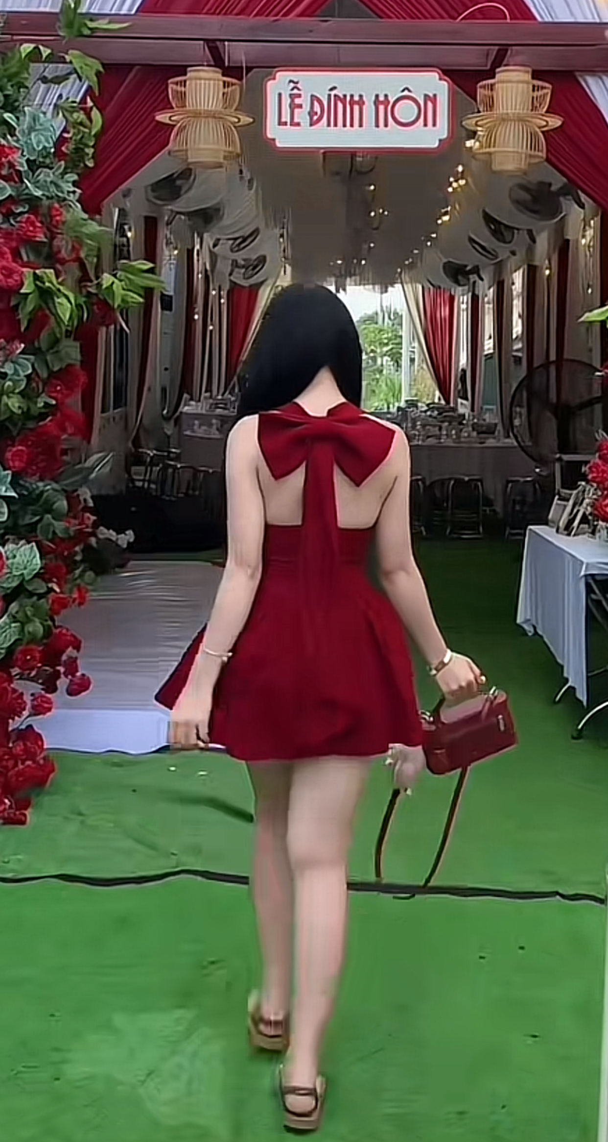 Diện váy ngắn, đầm hở lưng, thợ make-up gây xôn xao, bị cho là cố tình Diện váy ngắn, đầm hở lưng, thợ make-up gây xôn xao, bị cho là cố tình