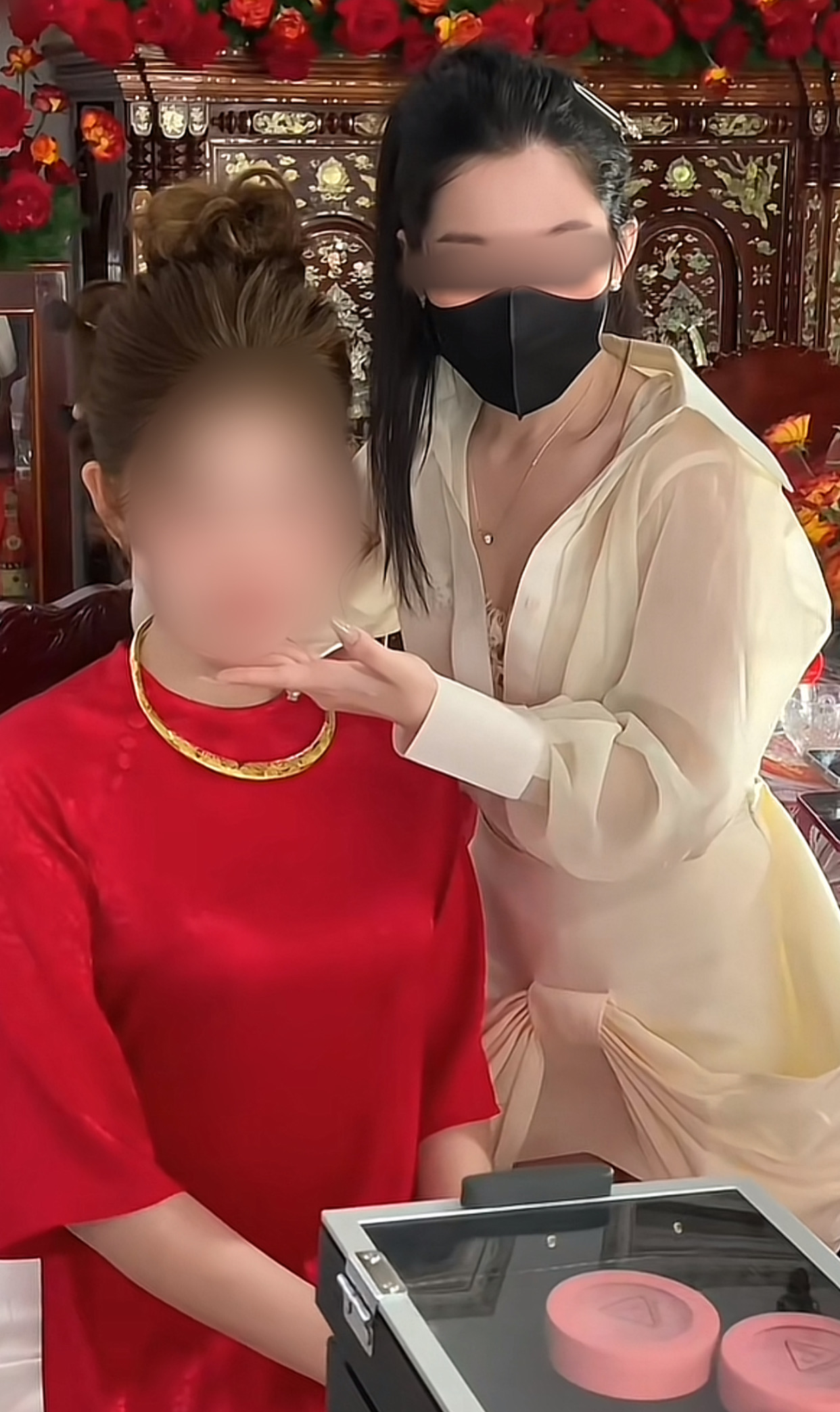 Diện váy ngắn, đầm hở lưng, thợ make-up gây xôn xao, bị cho là cố tình Diện váy ngắn, đầm hở lưng, thợ make-up gây xôn xao, bị cho là cố tình