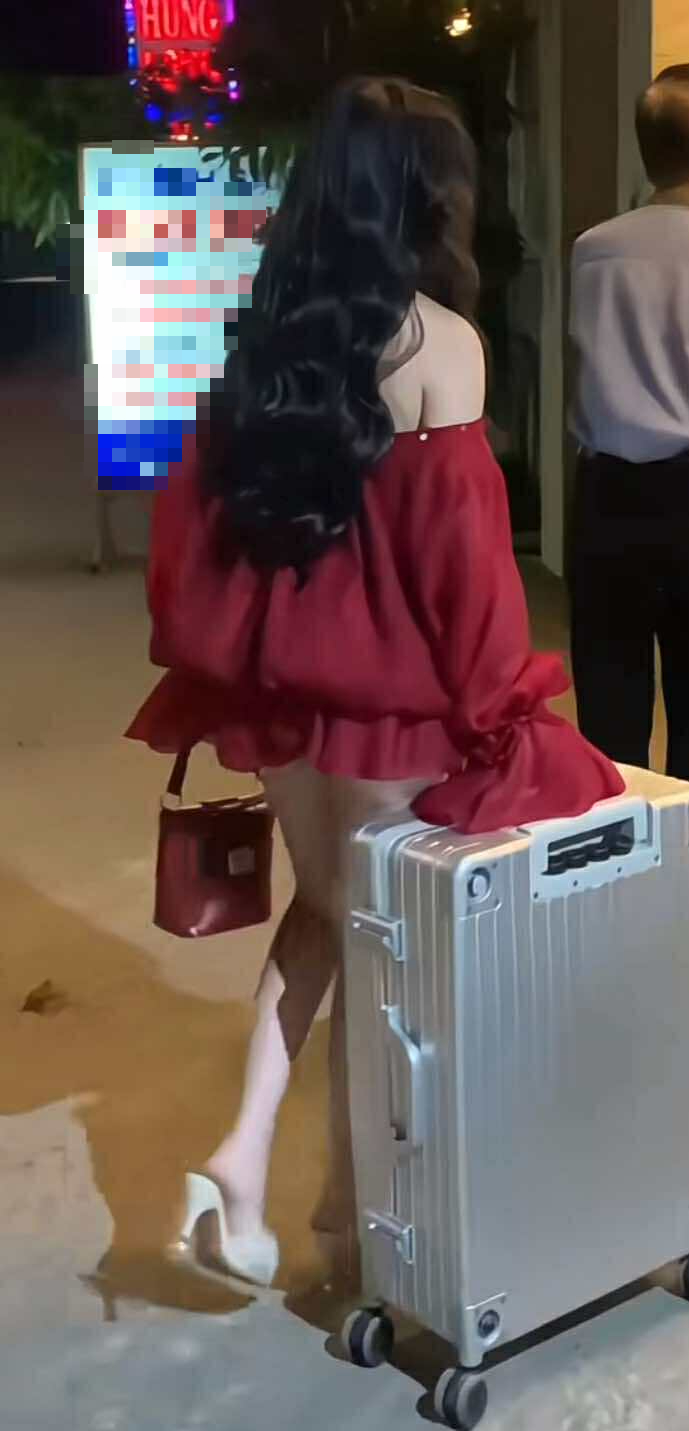 Diện váy ngắn, đầm hở lưng, thợ make-up gây xôn xao, bị cho là cố tình Diện váy ngắn, đầm hở lưng, thợ make-up gây xôn xao, bị cho là cố tình