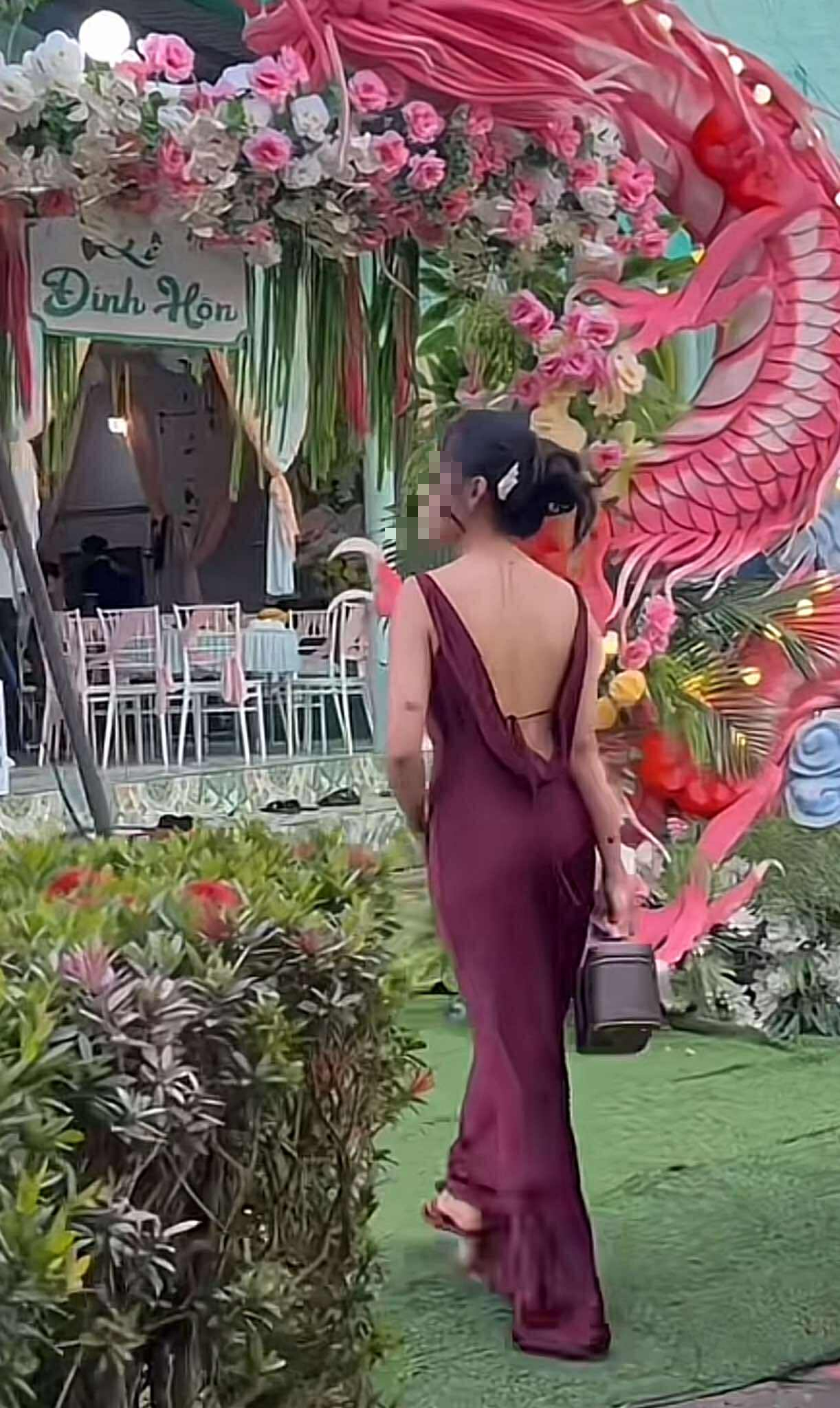 Diện váy ngắn, đầm hở lưng, thợ make-up gây xôn xao, bị cho là cố tình Diện váy ngắn, đầm hở lưng, thợ make-up gây xôn xao, bị cho là cố tình