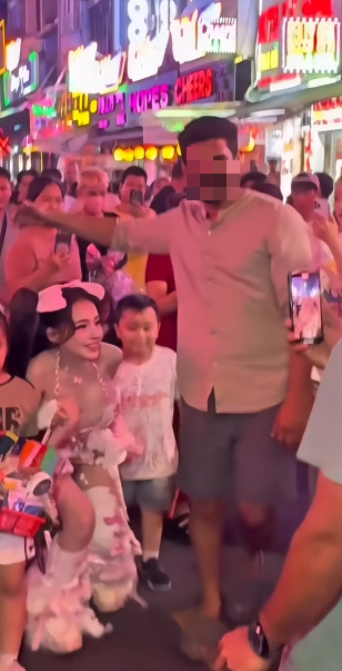 Ngân 98 biến thành búp bê xuống phố, khéo léo né fan nam sau những sự cố bị động chạm nhạy cảm- Ảnh 9.