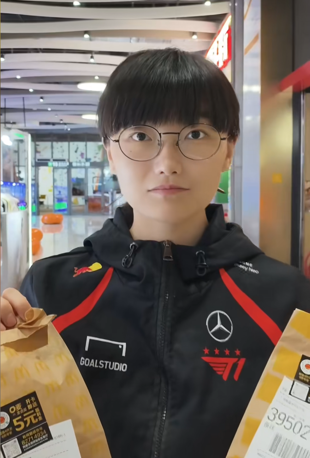 Hot girl cũng thường mặc áo T1