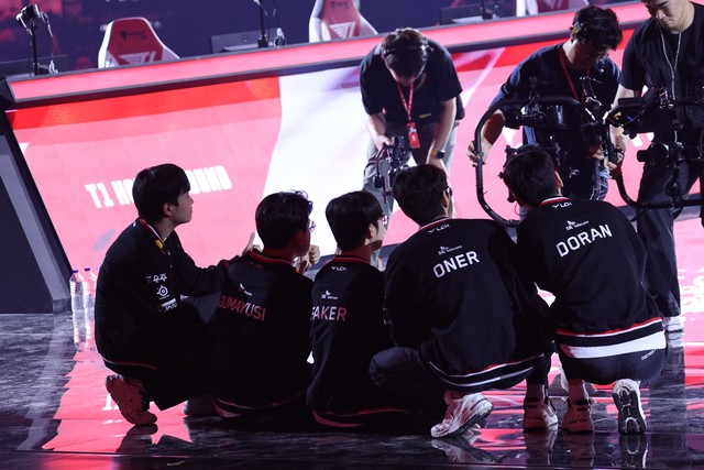 Làng LMHT chuyên nghiệp cũng Làng LMHT chuyên nghiệp cũng