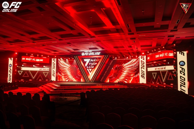 FC Online mừng sinh nhật 7 tuổi với sự kiện offline siêu bùng nổ, khán giả vỡ òa trước sự xuất hiện của Diego Forlán- Ảnh 1. FC Online mừng sinh nhật 7 tuổi với sự kiện offline siêu bùng nổ, khán giả vỡ òa trước sự xuất hiện của Diego Forlán- Ảnh 1.