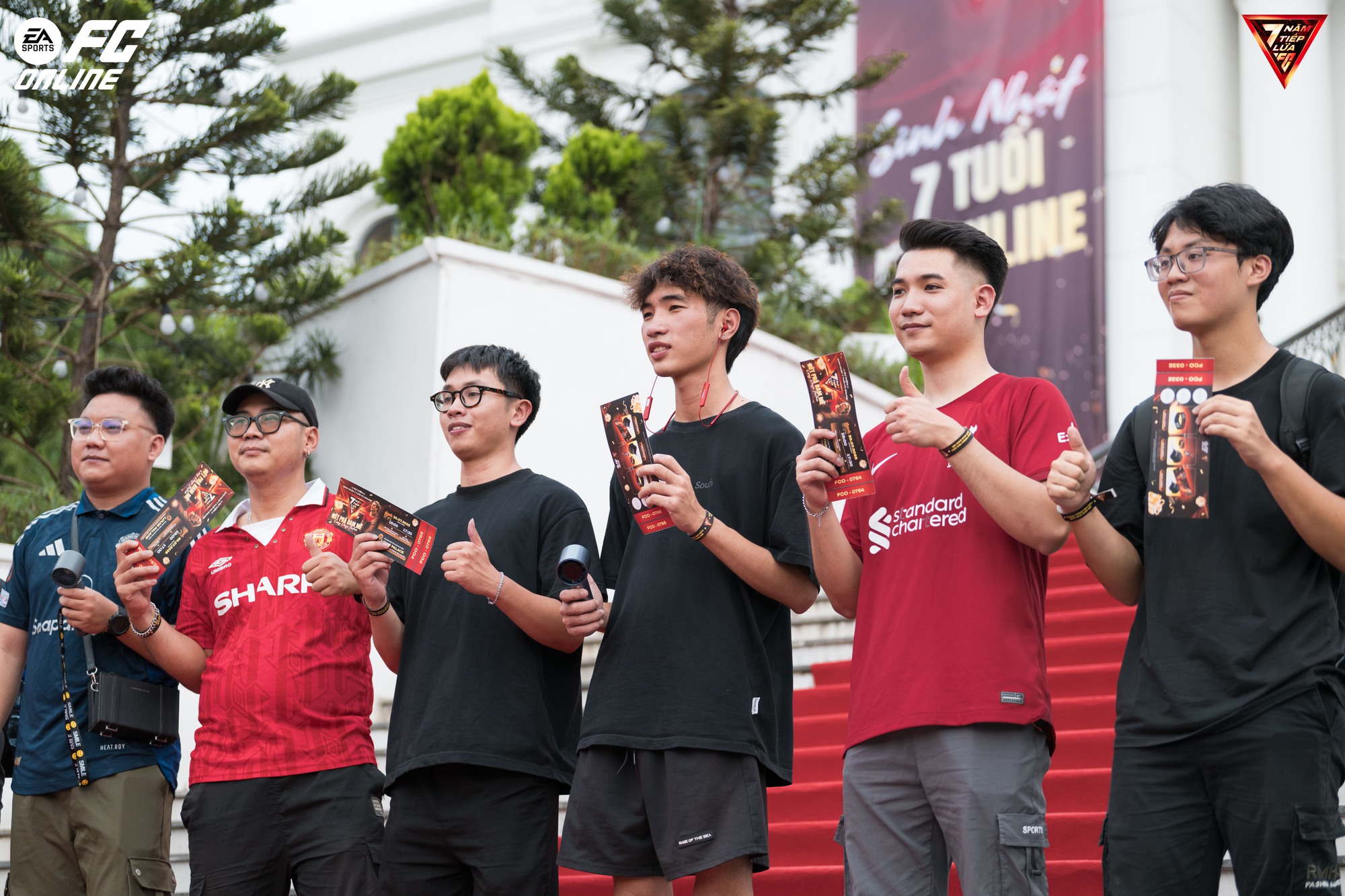 FC Online mừng sinh nhật 7 tuổi với sự kiện offline siêu bùng nổ, khán giả vỡ òa trước sự xuất hiện của Diego Forlán- Ảnh 5. FC Online mừng sinh nhật 7 tuổi với sự kiện offline siêu bùng nổ, khán giả vỡ òa trước sự xuất hiện của Diego Forlán- Ảnh 5.