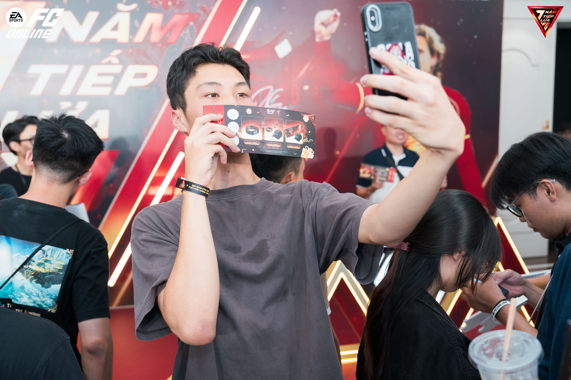 FC Online mừng sinh nhật 7 tuổi với sự kiện offline siêu bùng nổ, khán giả vỡ òa trước sự xuất hiện của Diego Forlán- Ảnh 4. FC Online mừng sinh nhật 7 tuổi với sự kiện offline siêu bùng nổ, khán giả vỡ òa trước sự xuất hiện của Diego Forlán- Ảnh 4.