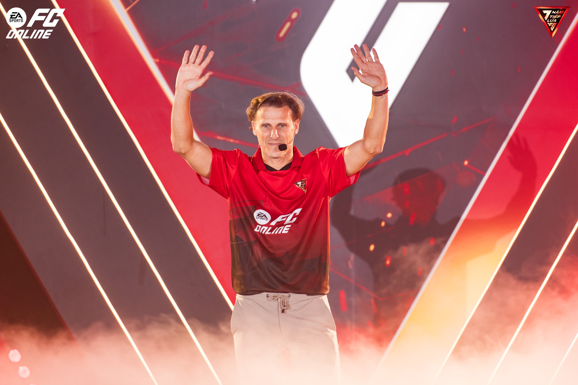 FC Online mừng sinh nhật 7 tuổi với sự kiện offline siêu bùng nổ, khán giả vỡ òa trước sự xuất hiện của Diego Forlán- Ảnh 2. FC Online mừng sinh nhật 7 tuổi với sự kiện offline siêu bùng nổ, khán giả vỡ òa trước sự xuất hiện của Diego Forlán- Ảnh 2.