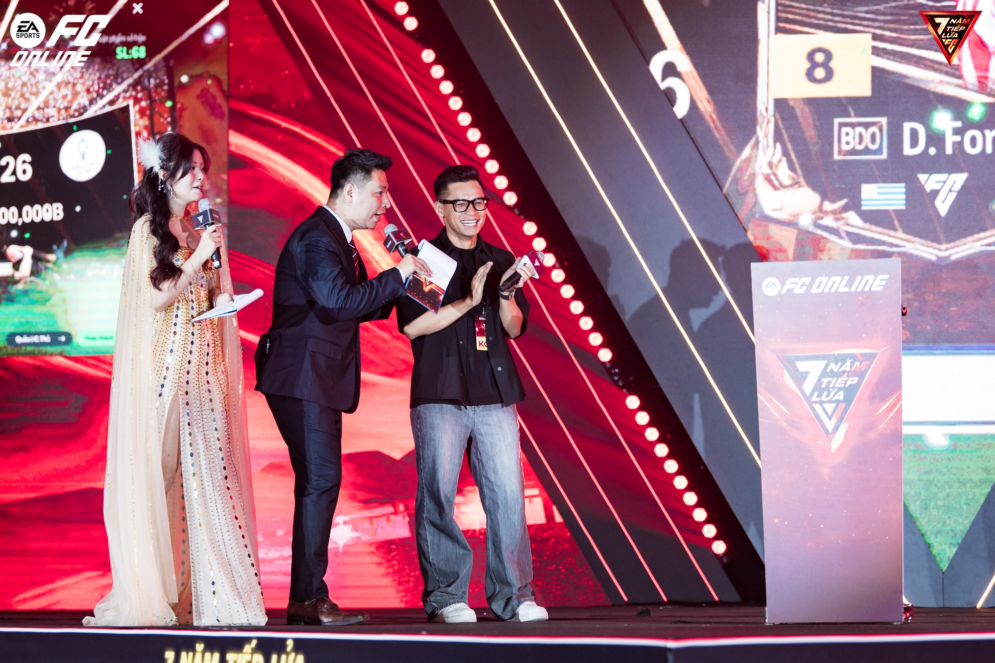 FC Online mừng sinh nhật 7 tuổi với sự kiện offline siêu bùng nổ, khán giả vỡ òa trước sự xuất hiện của Diego Forlán- Ảnh 3. FC Online mừng sinh nhật 7 tuổi với sự kiện offline siêu bùng nổ, khán giả vỡ òa trước sự xuất hiện của Diego Forlán- Ảnh 3.