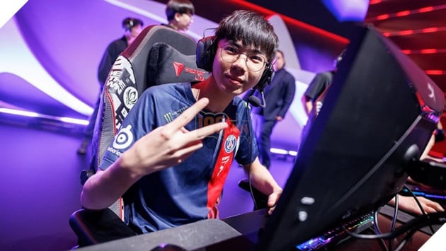 Bà của Junjia đã đi xin quẻ để xem liệu anh có nên tiếp tục làm tuyển thủ hay không