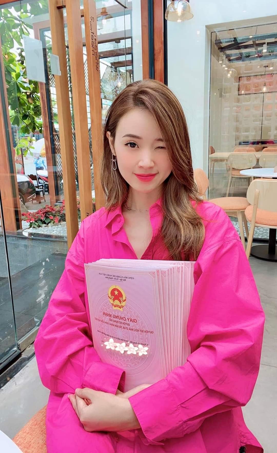 Hot girl xinh đẹp khoe số dư khủng, sổ đỏ cả sấp, cư dân mạng nhiệt tình 