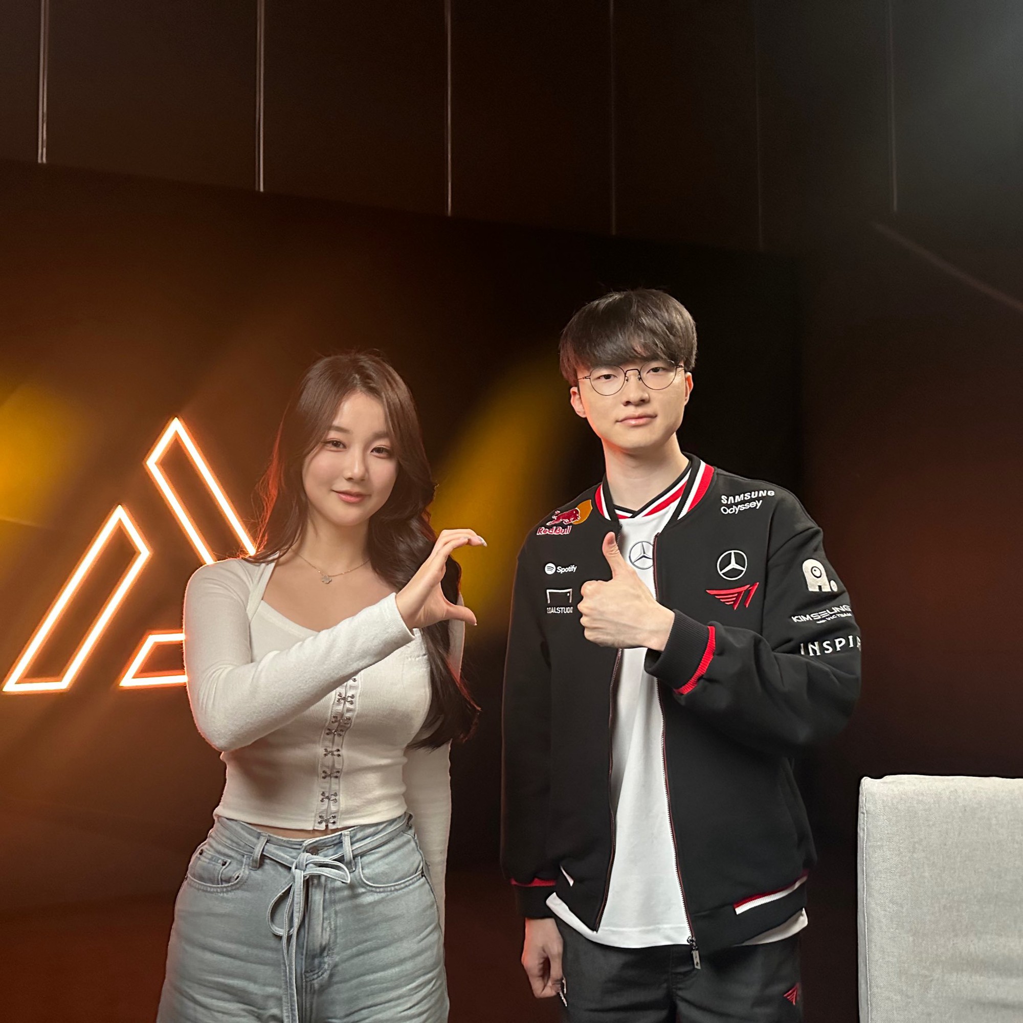 Nữ MC Kitty trong thời gian tác nghiệp tại EWC 2025 cũng đã tranh thủ checkin được cùng thần tượng Faker của mìn Nữ MC Kitty trong thời gian tác nghiệp tại EWC 2025 cũng đã tranh thủ checkin được cùng thần tượng Faker của mìn