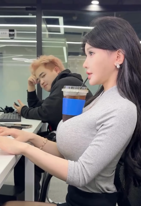 Hot girl ngoại quốc flex vóc dáng với 