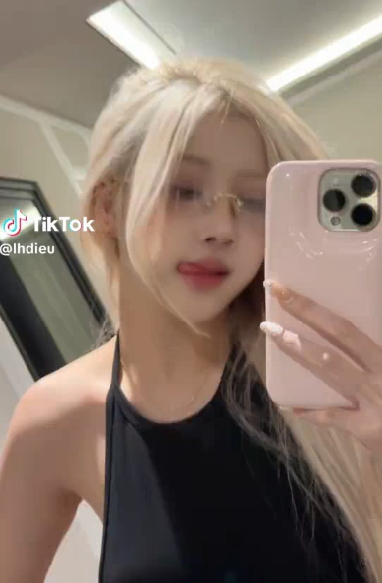 Nhan sắc quá xinh đẹp, hot girl 