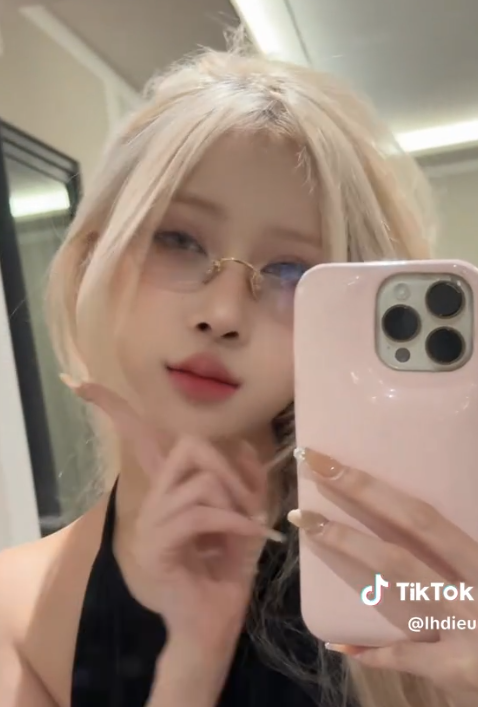 Nhan sắc quá xinh đẹp, hot girl 