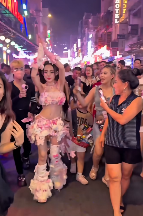 Ngân 98 biến thành búp bê xuống phố, khéo léo né fan nam sau những sự cố bị động chạm nhạy cảm- Ảnh 12.