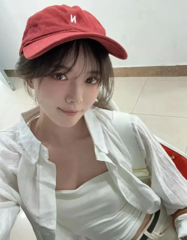 Nữ thần LPL lộ ảnh quá khứ, fan ngỡ ngàng dụi mắt không nhận ra- Ảnh 2. Nữ thần LPL lộ ảnh quá khứ, fan ngỡ ngàng dụi mắt không nhận ra- Ảnh 2.