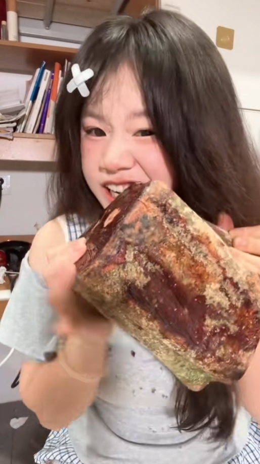 Làm content ăn cả thế giới, cô gái khiến người xem hãi hùng với những thứ 