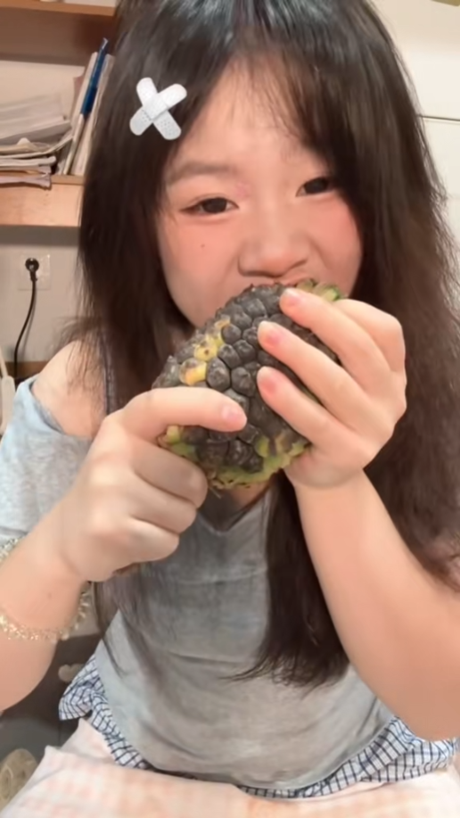 Làm content ăn cả thế giới, cô gái khiến người xem hãi hùng với những thứ 