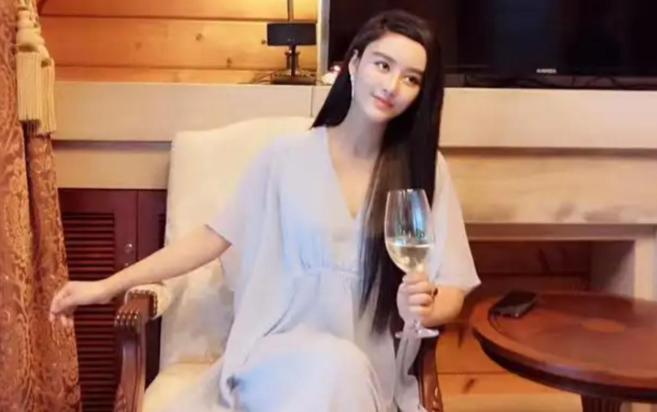 30 tỷ, 8 năm phẫu thuật, làm đám cưới với bác sĩ thẩm mỹ, số phận hot girl xinh đẹp nay ra sao?- Ảnh 1. 30 tỷ, 8 năm phẫu thuật, làm đám cưới với bác sĩ thẩm mỹ, số phận hot girl xinh đẹp nay ra sao?- Ảnh 1.