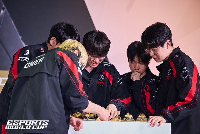 Nhẹ nhàng vượt qua vòng bảng EWC 2025, Zeus có những chia sẻ hướng về T1- Ảnh 3. Nhẹ nhàng vượt qua vòng bảng EWC 2025, Zeus có những chia sẻ hướng về T1- Ảnh 3.