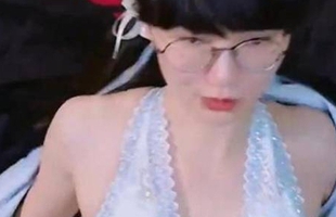 Thay đồ gợi cảm trên livestream, hot girl “Faker phiên bản nữ” nhận kết chẳng như mơ