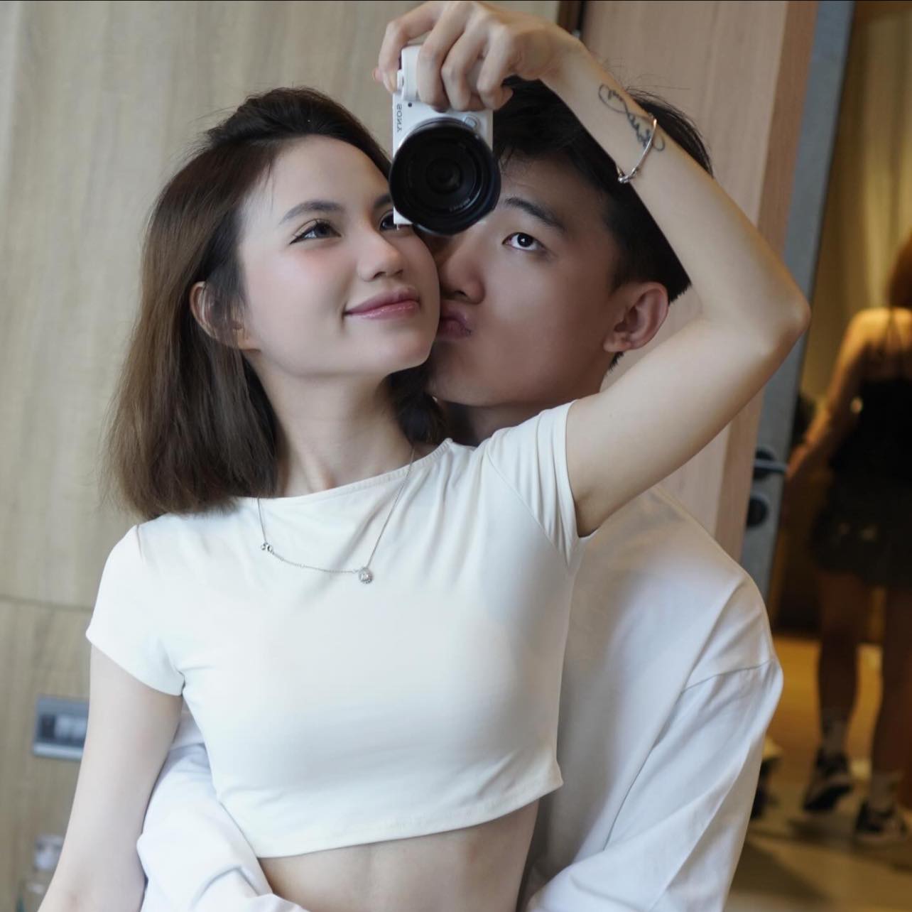 Nam tuyển thủ bị phá bĩnh khi đang khoe cảnh tình tứ với bạn gái, danh tính 