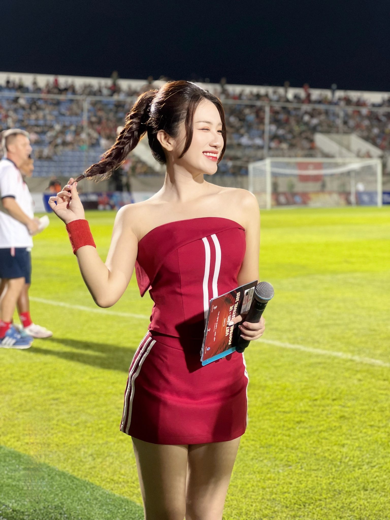 Không chỉ rạng rỡ trên sóng truyền hình, nhan sắc đời thường của nữ MC còn gây Không chỉ rạng rỡ trên sóng truyền hình, nhan sắc đời thường của nữ MC còn gây