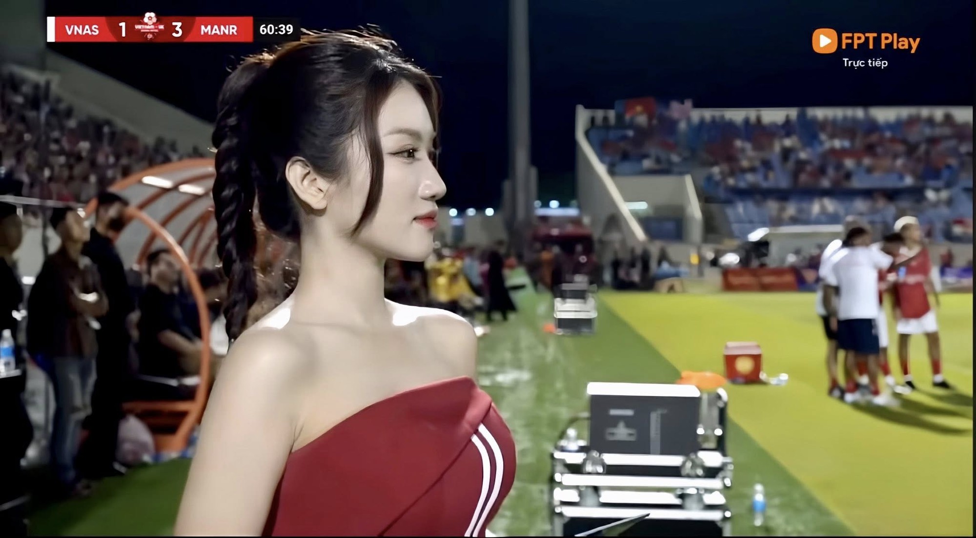 Không chỉ rạng rỡ trên sóng truyền hình, nhan sắc đời thường của nữ MC còn gây Không chỉ rạng rỡ trên sóng truyền hình, nhan sắc đời thường của nữ MC còn gây