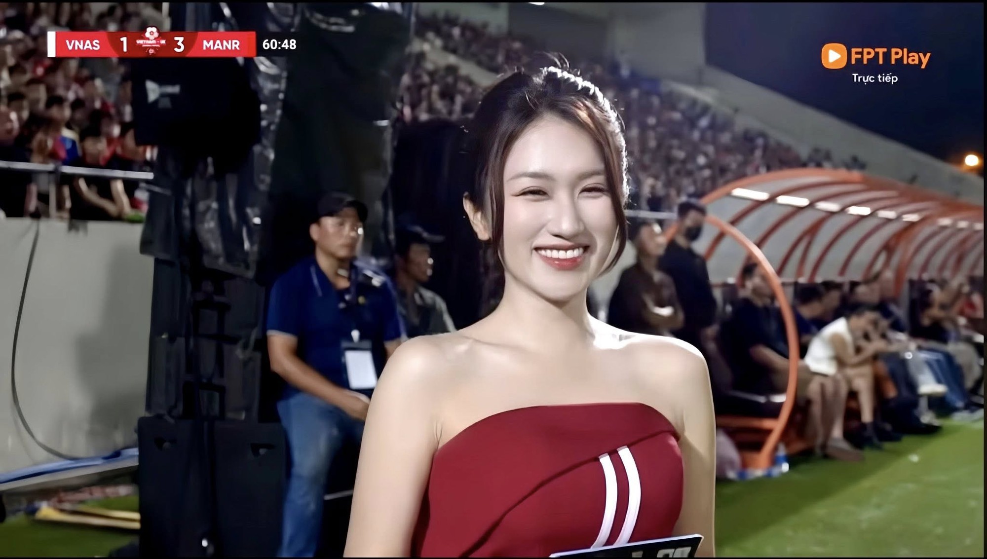 Không chỉ rạng rỡ trên sóng truyền hình, nhan sắc đời thường của nữ MC còn gây Không chỉ rạng rỡ trên sóng truyền hình, nhan sắc đời thường của nữ MC còn gây