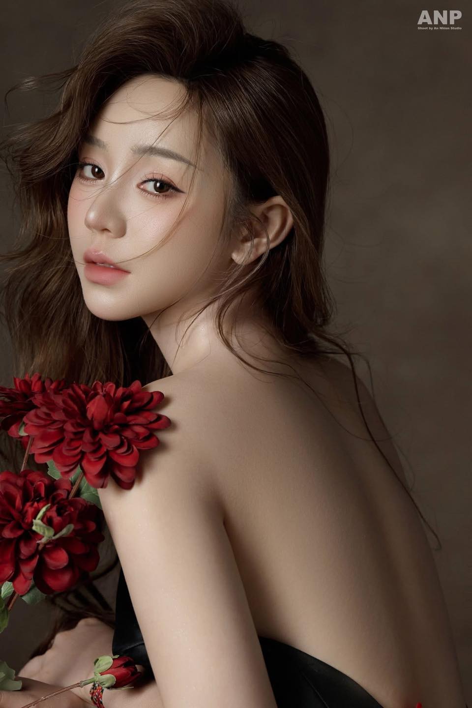 Quỳnh Kool diện nội y, khoe trọn lưng trần trong bộ ảnh Quỳnh Kool diện nội y, khoe trọn lưng trần trong bộ ảnh