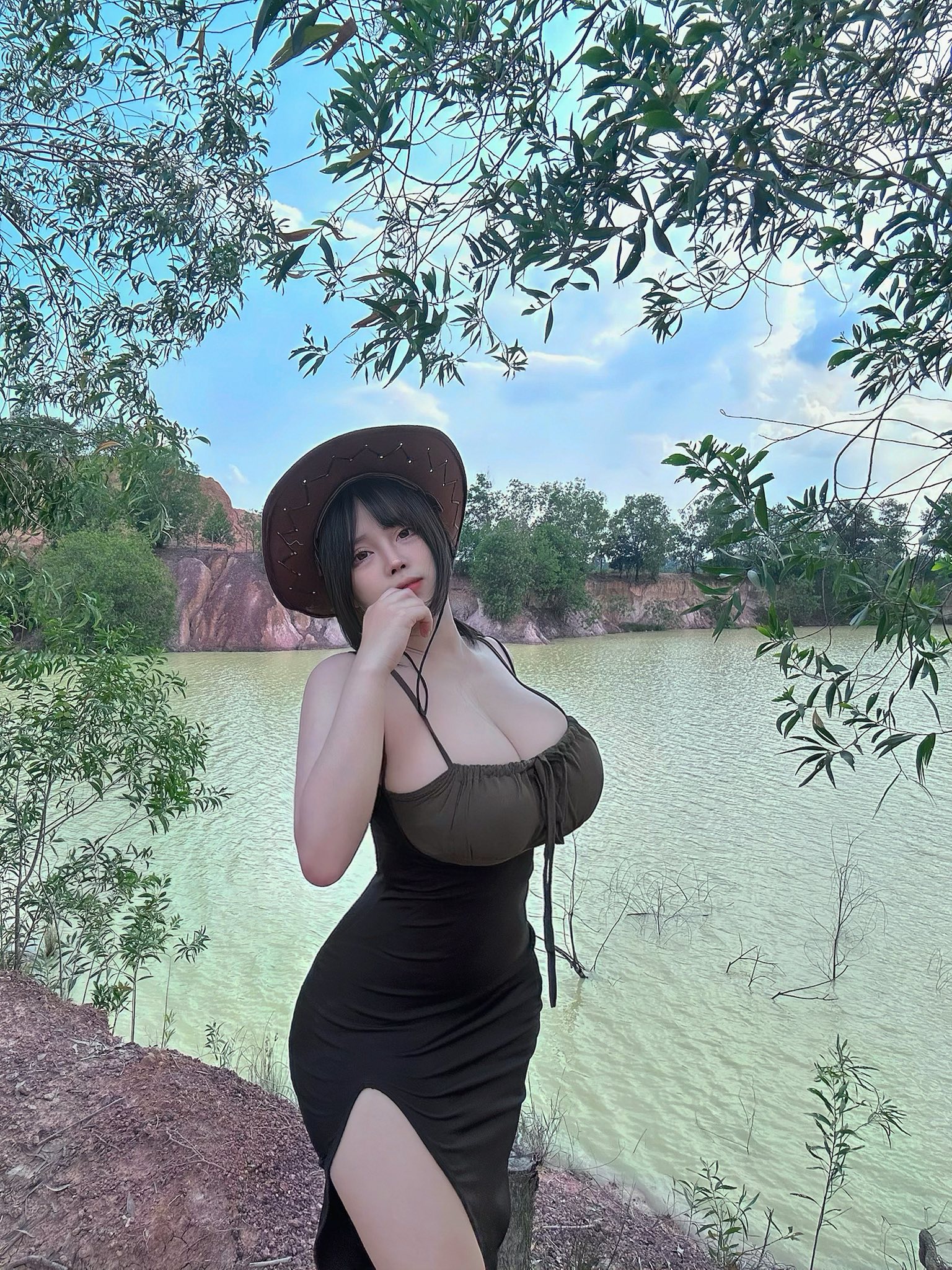 Chán soạn giáo án chơi game, hot girl hóa nữ cao bồi nóng bỏng, gợi cảm- Ảnh 9.