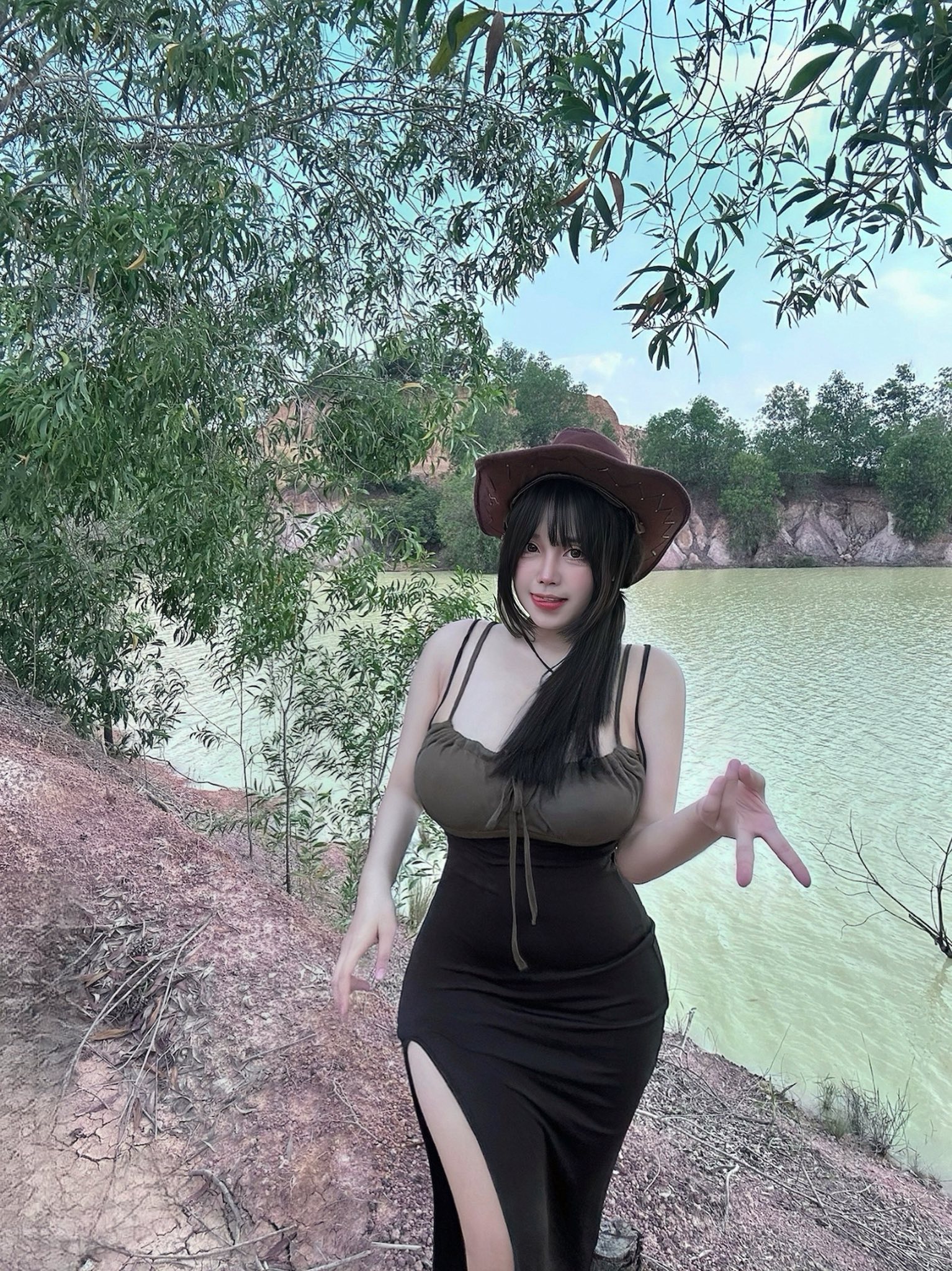 Chán soạn giáo án chơi game, hot girl hóa nữ cao bồi nóng bỏng, gợi cảm- Ảnh 8.